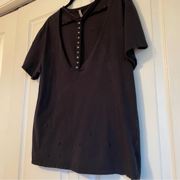 EUC Women’s Emma & Sam Short Sleeve Distressed Tee in Black  - Medium - Picture 3 of 8